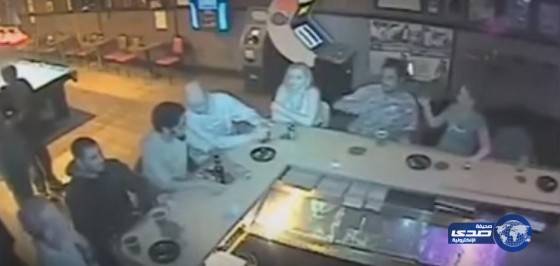 بالفيديو .. امرأة تضرم النار بشعر زوجها أثناء وجوده في مقهى!