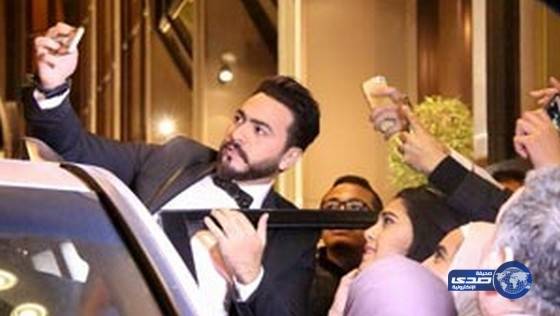 بالفيديو.. تامر حسني يهرب من على المسرح بسبب إحدى المعجبات بالكويت