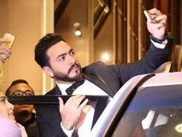 بالفيديو: معجبة تهاجم تامر حسني في الكويت