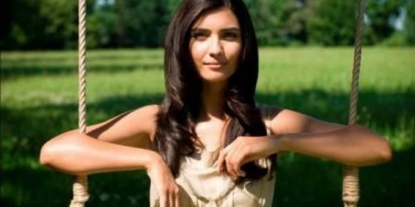 نجمات تركيّات تألقن كوجه إعلاني لماركات تجميل عالمية