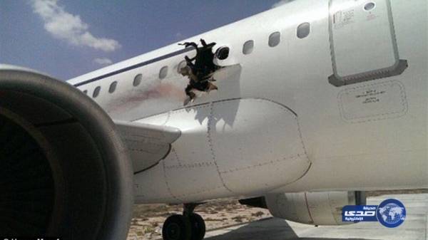 فيديو.. راكب “محترق” قُذف خارج الطائرة في انفجارٍ غامضٍ