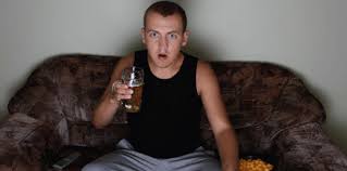 يفاجأ بزوجته في فيلم جنسي أثناء مشاهدته له