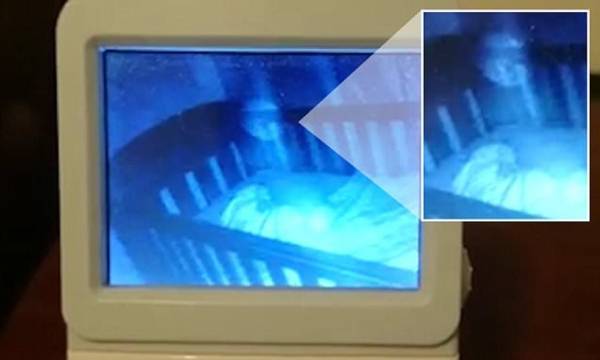 «شبحان» يطوفان حول رضيع في سريره .. شاهد الفيديو!!