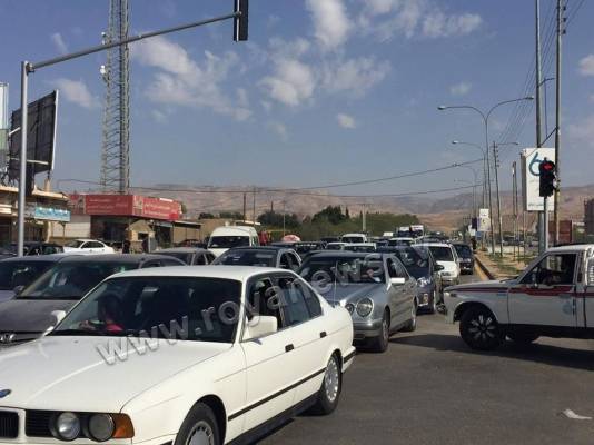 ارتفاع درجات الحرارة يتسبب بأزمة سير على طريق البحر الميت