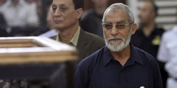 مصر.. “القفص الزجاجي” يؤجل محاكمة بديع ونجل مرسي