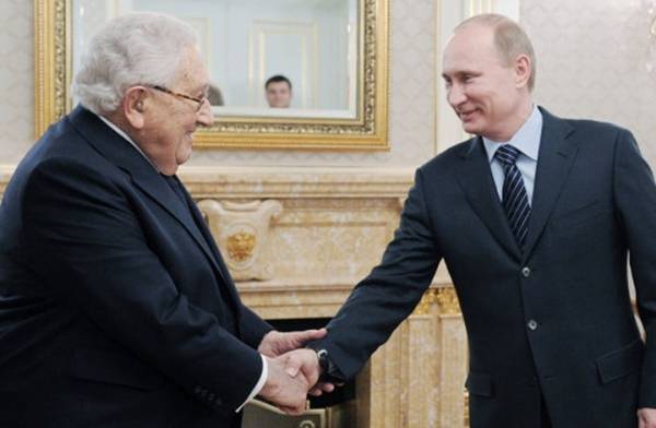 كيف يرى كيسنجر علاقة أمريكا بروسيا بعد لقائه بوتين؟