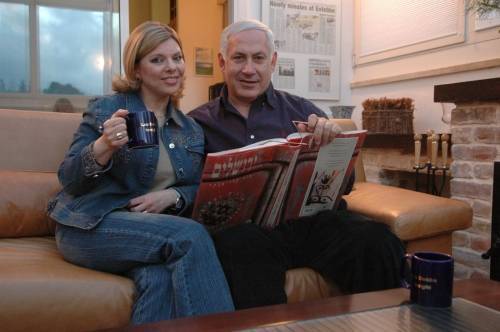 هآرتس: نتنياهو رئيس وزراء الفساد يريد تحييد 100 من كبار الموظفين