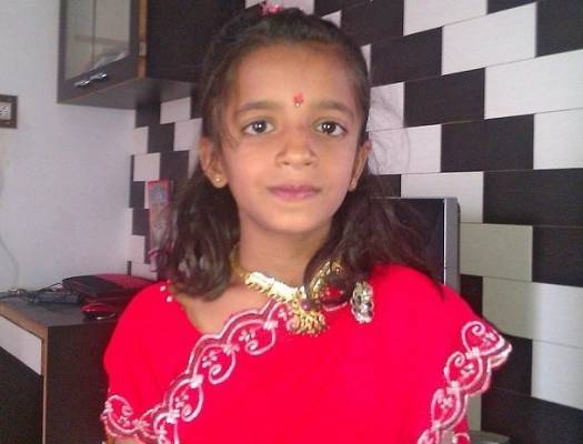 بالفيديو.. طفلة يخرج النمل من أذنيها يوميا والاطباء عاجزون!!