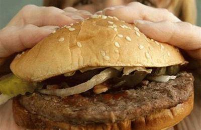 مطعم أردني يُقدم «بيرغر» لحم الجمل إلى قائمة طعامه