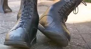 بالفيديو.. شاهد صاحب أكبر قدمين في العالم!