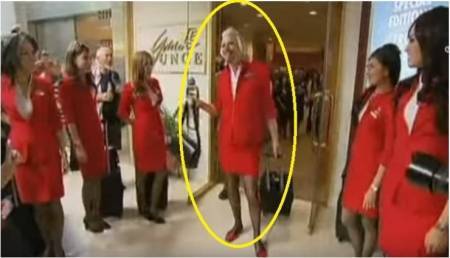 بالفيديو .. ملياردير يعمل مضيفة طيران.. والسبب؟!