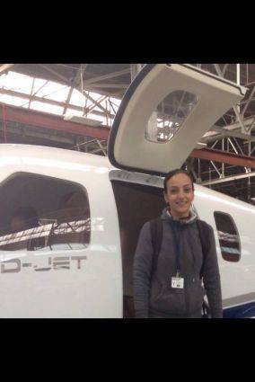 جمانة عابد أول فلسطينية تقود طائرة  صور