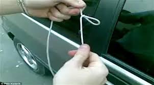 بالفيديو: كيف تفتح باب سيارتك المقفل في عشر ثوان