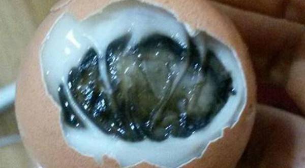 لن تصدقوا بالصورة: ماذا وُجدوا داخل بيض مسلوق؟؟!!!