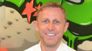 قصة نجاح: عامل بمطعم للوجبات السريعة أسس شركة تدر الملايين سنويا