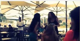 اشتبـاك بالأيدي بين حسناء لبنانية وعشيقة زوجها بأحد المطاعم.. فيديو