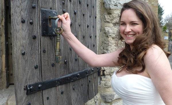 بالصور : فتح أقدم زنزانة في بريطانيا لحفلات الزفاف