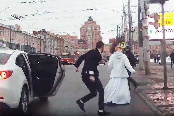 بالفيديو: مشاجرة عنيفة بين عروسين في الشارع... ماذا حصل؟