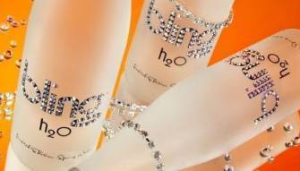 فوائد شرب الماء الساخن على معدة فارغة