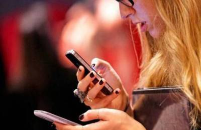 بلدة هندية تمنع النساء العازبات من استخدام الهواتف النقالة