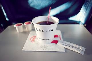 أسرار صادمة ومروعة لا يعرفها ركاب الطائرات عن القهوة التي تقدّم لهم!