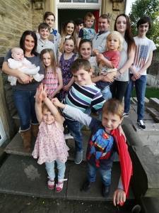 بالصور...رد فعل 18 أخا وأختا عند الكشف عن جنس أختهم الـ19