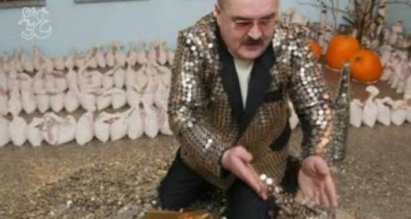 بالفيديو..شاهد ماذا فعل هذا المليونير بأمواله