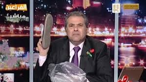 بالصور والفيديو.. ضرب توفيق عكاشة بـالحذاء في البرلمان المصري