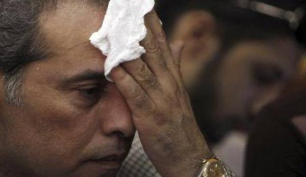 النائب المصري الذي ضرب عكاشة يهدي حذاءه للكنيست‎