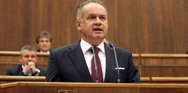 الرئيس السلوفاكي يوزع راتبه على المحتاجين