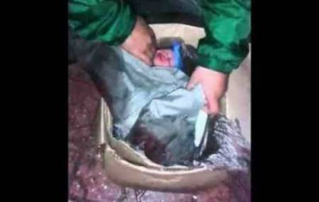 فيديو مؤثر... العثور على رضيع في علبة ومعه رسالة!