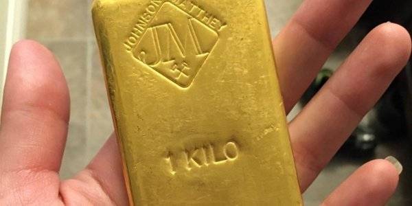 عاملٌ كندي بسيط يعثر على 50 كليو غراماً من الذهب ويقرّر إرجاعها لأصحابها