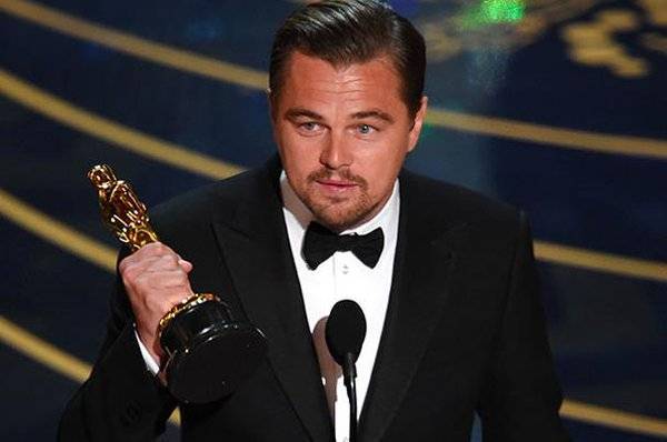 دي كابريو ينسي تمثال الأوسكار.. في مطعم!