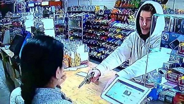 بالفيديو: أمينة صندوق تتعارك مع لص مسلح في الولايات المتحدة