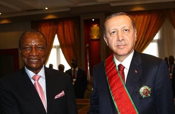 أردوغان يفاجئ رئيس غينيا بهدية بمناسبة عيد ميلاده (شاهد)