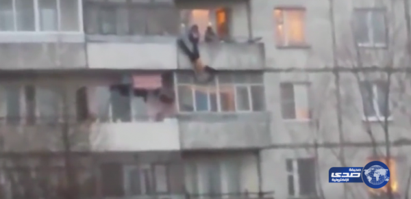 امرأتان تنتقمان من عشيقهما المشترك بإلقائه من الطابق الخامس