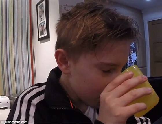 فيديو صبي يدخل المياه من أنفه ويخرجها من عينيه !!