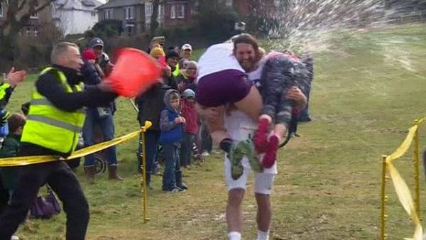 بالفيديو: حمل الزوجات على الظهور 380 مترا في إنجلترا