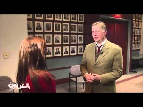 “فيديو”: طالبة تعتدي على مُدرسها وتوجه له ضربة قاضية