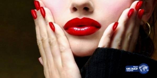 بالصورة.. برلمانيون فرنسيون يضعون أحمر الشفاه تضامناً مع النساء