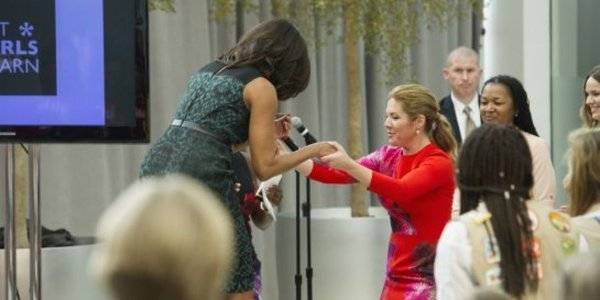 بالصور.. زوجة رئيس وزراء كندا تنقذ سيدة أمريكا الأولى من السقوط