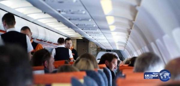 طاقم طائرة على الخطوط الصينية يتفاجأون بمسافر يفتح باب الطائرة لـ “يتنفس”