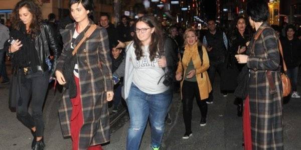 الممثلة التركية لميس تعبّر عن خوفها بعد تجمهر السيّاح العرب حولها بأشهر شوارع إسطنبول