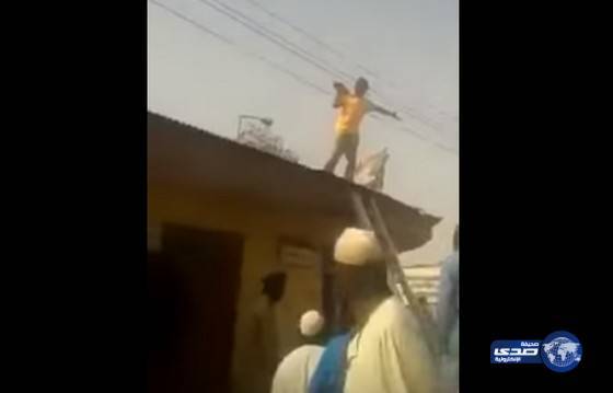 بالفيديو.. شاب سوداني يحاول الانتحار ويتسبب في سقوط رجل أمن