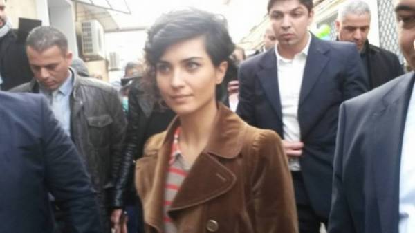 التركية لميس في الجزائر لهذا السبب – بالصور