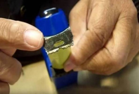 هل تعلم ما نفع الثقب الموجود في متر القياس؟