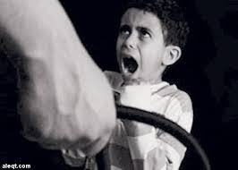 بالفيديو.. أب يجلد أطفاله بوحشية إنتقاماً من زوجته!