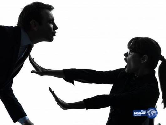 حاول التحرّش بهما فلقي ما لم يتوقّعه