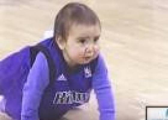 فيديو طريف.. طفل يأخذ قيلولة أثناء مشاركته في مسابقة للحبو!