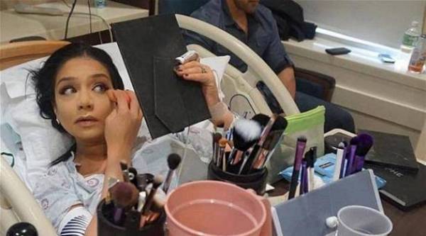 بالصور..تضع المكياج أثناء الولادة بمساعدة زوجها